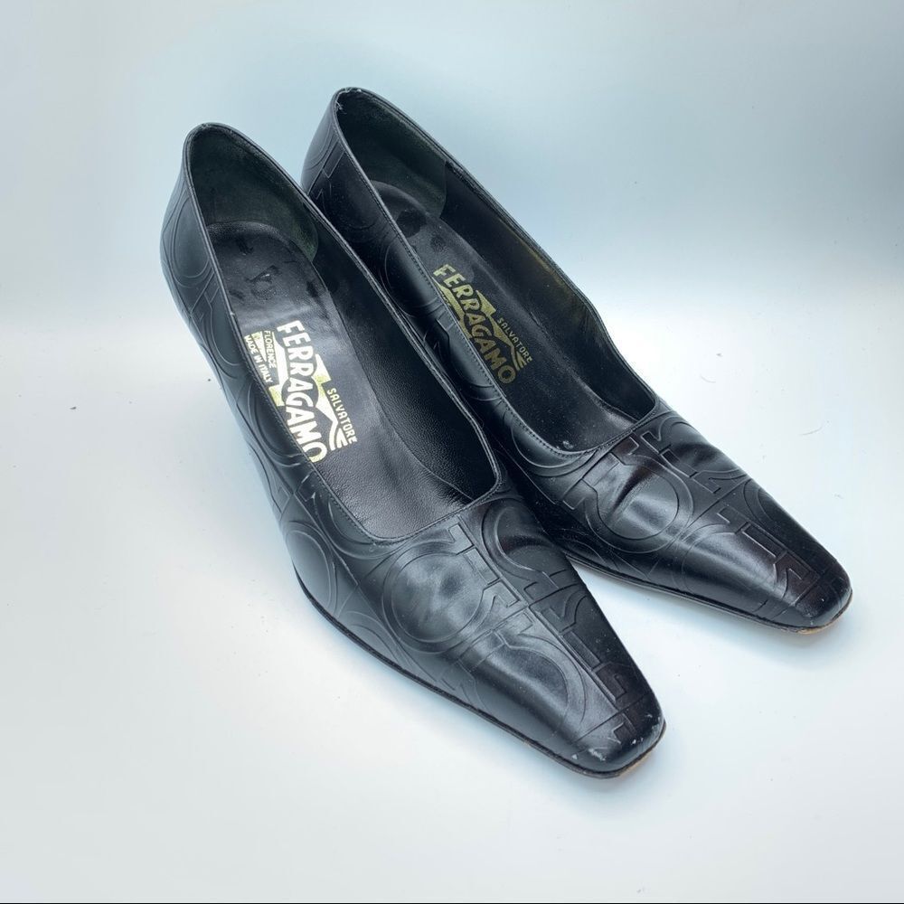 Salvatore Ferragamo
Black Gancini Logo Pumps